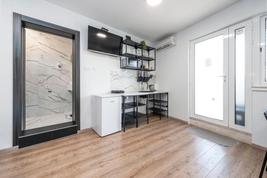 Guest House Allineeddubrovnik: Versatile Rooms with Free Parking Exterior photo