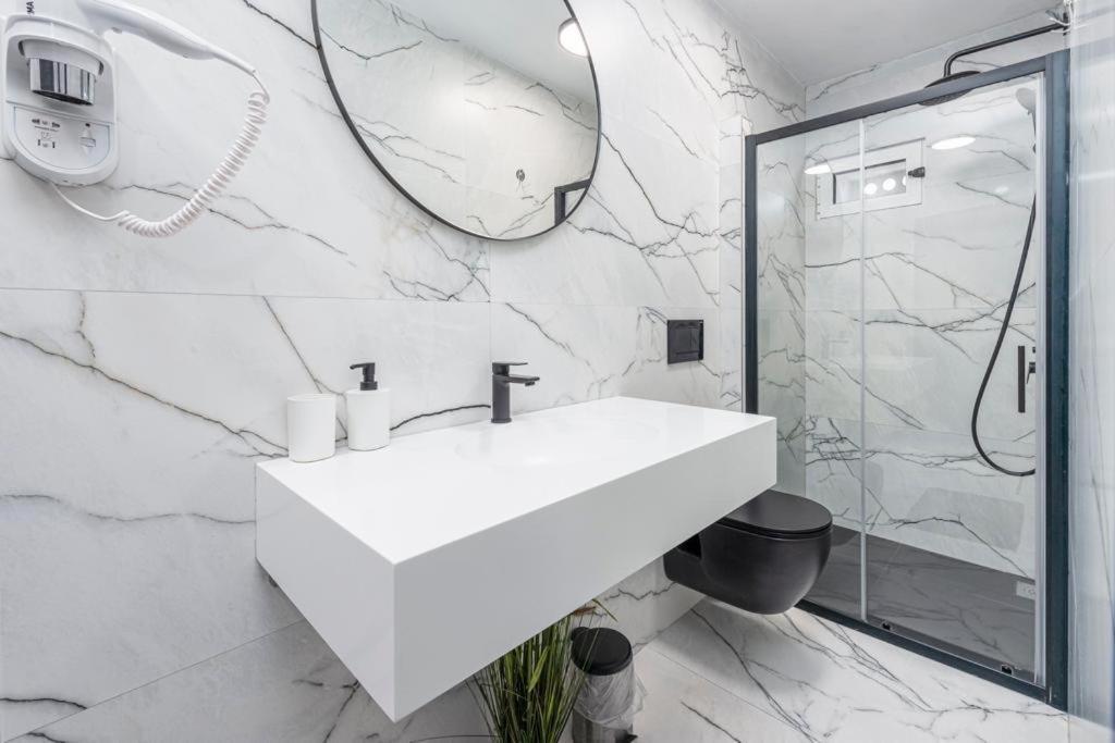 Guest House Allineeddubrovnik: Versatile Rooms with Free Parking Exterior photo