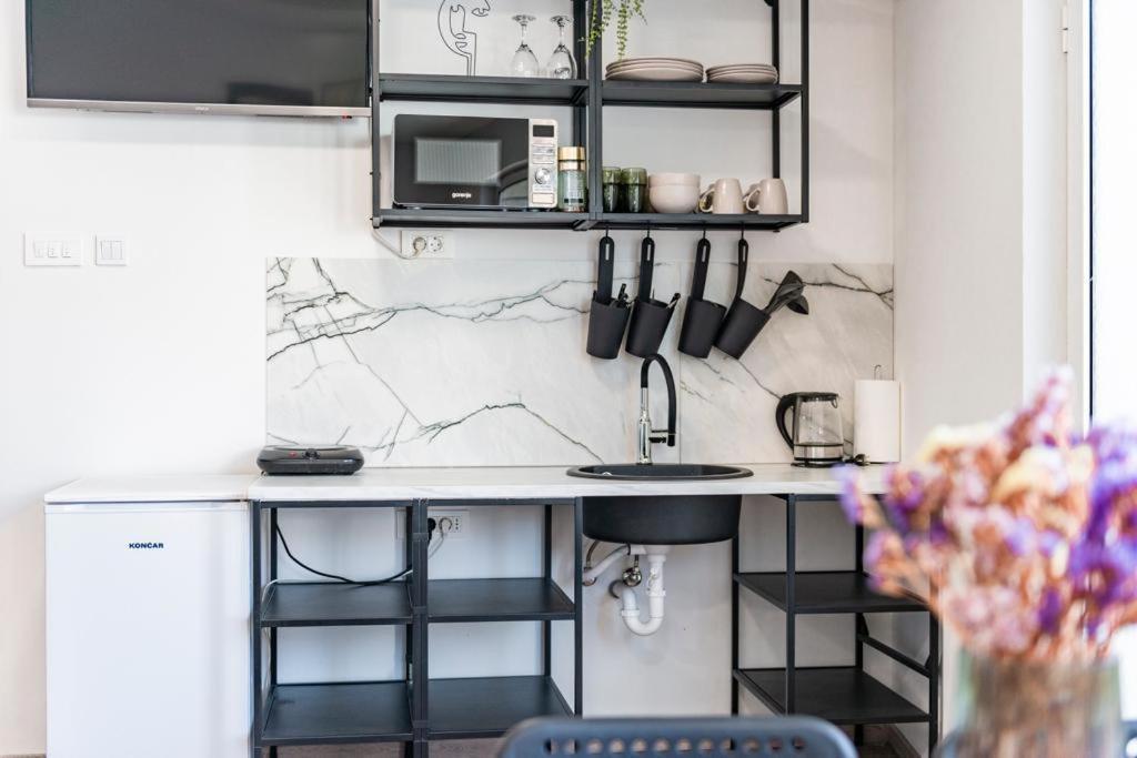 Guest House Allineeddubrovnik: Versatile Rooms with Free Parking Exterior photo