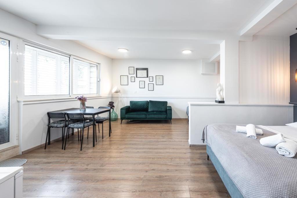 Guest House Allineeddubrovnik: Versatile Rooms with Free Parking Exterior photo